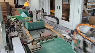 Macchina per spruzzatura colla e assemblaggio scatole