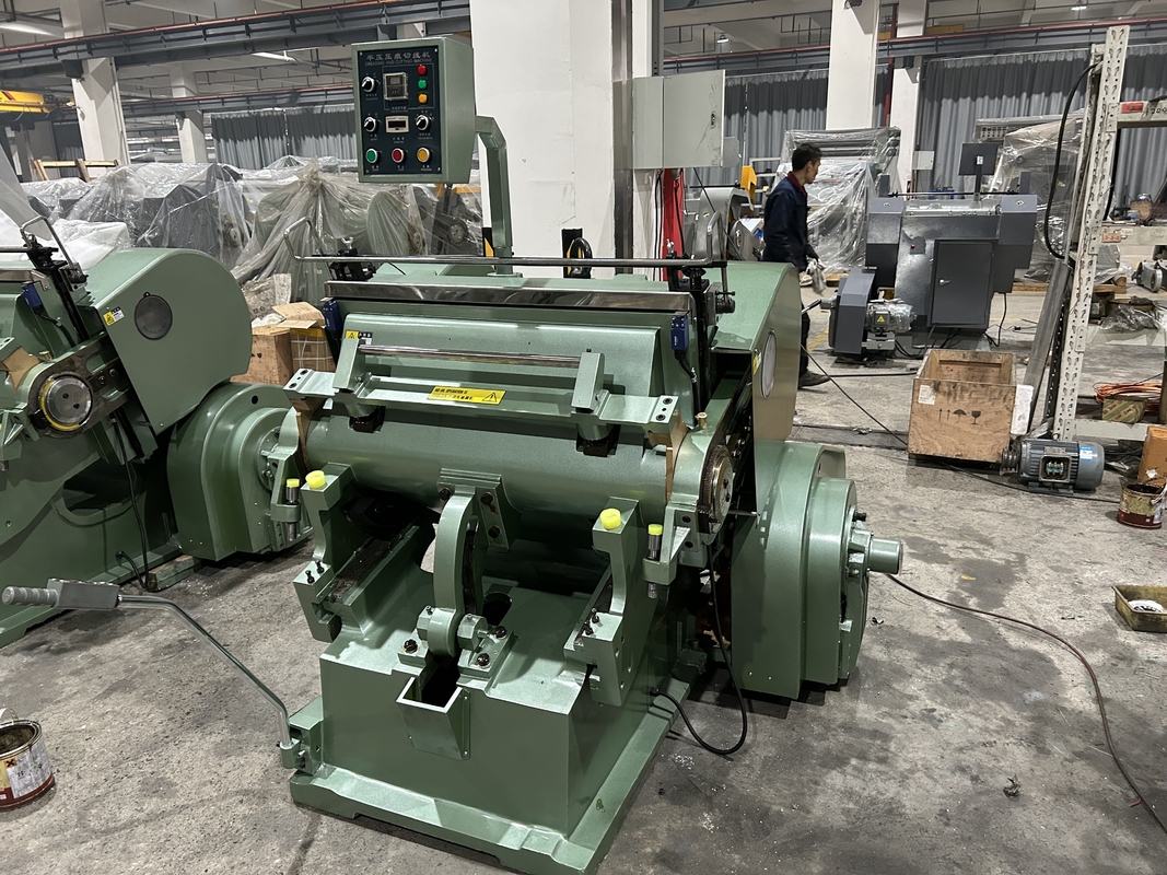 750 mm Max. Macchina per il taglio a stampo a larghezza praticabile per prodotti in carta